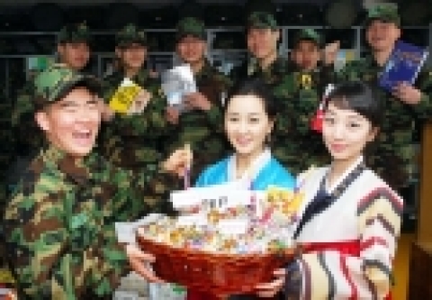 YBM 어학원에서 오늘 수도방위사령부 방공단을 방문해 설과 밸런타인데이를 맞아 복조리로 초콜릿을 떠서 줌과 동시에 꾸준한 어학 공부로 무사 제대, 취업 성공을 할 수 있도록 어학 서적을 전달했다.