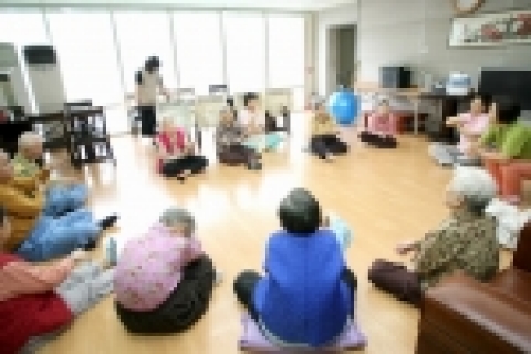 기아자동차 국내영업본부 본사 임직원과 가족 50여명은 13일 서울시 송파구에 위치한 송파노인요양원을 찾아가 ‘급여 끝전 모으기’를 통해 모금한 기부금을 전달하고 요양원청소, 세탁,