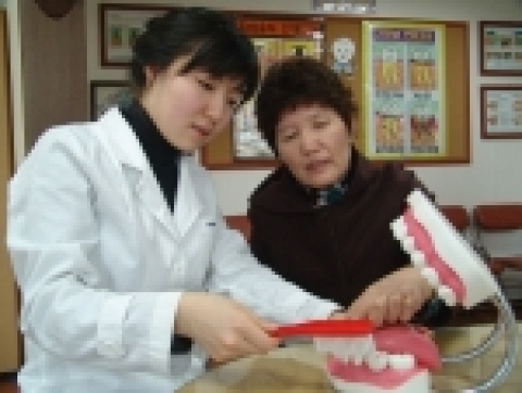 칫솔질은 이렇게 하세요! 곽은송(치위생과 1학년)양이 올바른 칫솔질에 대해 설명하고 있다.