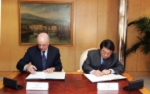 양천식 수출입은행장(오른쪽)과 BBVA의 프란시스코 곤잘레스 은행장(Mr. Francisco Gonzalez, Chairman & CEO) 이 2월 14일(현지시간 13일) 마드리