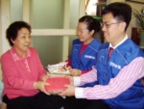 삼성네트웍스 봉사단 중 하나인 '철가방' 회원들이 봉천동 일대에 거주하는 독거노인을 방문, 도시락을 전달하고 있다.