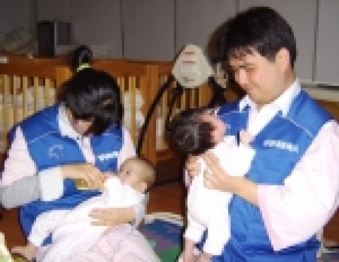 삼성네트웍스 봉사단 중 하나인 '미소' 회원들이 역삼동 서울시영아일시보호소에서 영아들에게 수유를 하고 있다.
