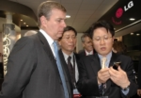 LG전자 안승권 MC본부장이 앤드류 왕자에게 프라다폰에 대해 설명하고 있는 모습.