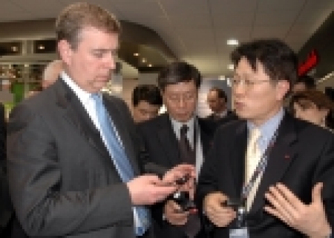 LG전자 안승권 MC본부장이 앤드류 왕자에게 프라다폰에 대해 설명하고 있는 모습.