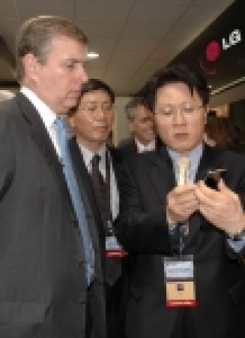 LG전자 안승권 MC본부장이 앤드류 왕자에게 프라다폰에 대해 설명하고 있는 모습.