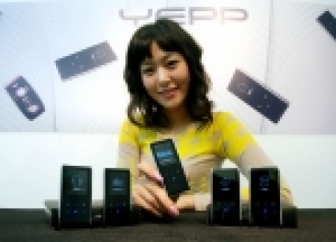 삼성전자 옙(YEPP)이 두께가 6.95mm로 슬림하면서 고광택 소재를 채용해 표면이 매끄럽고 부드러운 「Glossy & Slim Style」디자인의 MP3 'K3(모델명:YP-K3)'를 출시해, MP3의 새로운 디자인 트렌드 창출에 나섰다.