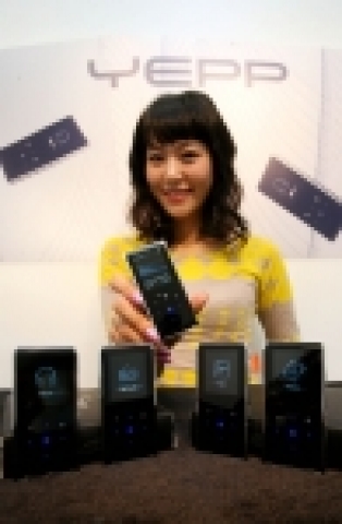 삼성전자 옙(YEPP)이 두께가 6.95mm로 슬림하면서 고광택 소재를 채용해 표면이 매끄럽고 부드러운 「Glossy & Slim Style」디자인의 MP3 'K3(모델명:YP-K3)'를 출시해, MP3의 새로운 디자인 트렌드 창출에 나섰다.