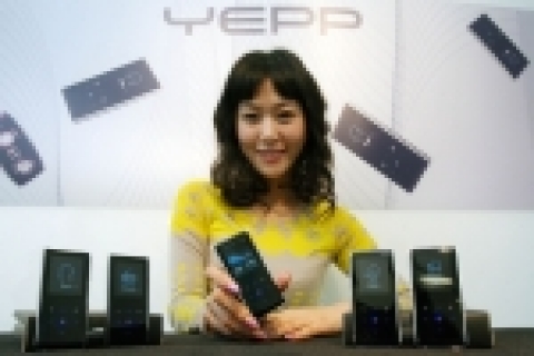 삼성전자 옙(YEPP)이 두께가 6.95mm로 슬림하면서 고광택 소재를 채용해 표면이 매끄럽고 부드러운 「Glossy & Slim Style」디자인의 MP3 'K3(모델명:YP-K3)'를 출시해, MP3의 새로운 디자인 트렌드 창출에 나섰다.