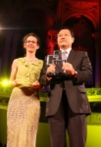 14일(한국시간) 스페인 바르셀로나에서 열린 'GSM 어워드 2007' 시상식에서 삼성전자 울트라에디션 12.9가 최고 휴대폰으로 선정돼 최도환 부사장이 수상하고