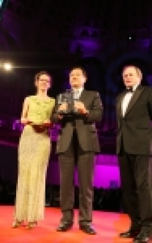 14일(한국시간) 스페인 바르셀로나에서 열린 'GSM 어워드 2007' 시상식에서 삼성전자 울트라에디션 12.9가 최고 휴대폰으로 선정돼 최도환 부사장이 수상하고