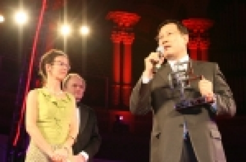 14일(한국시간) 스페인 바르셀로나에서 열린 'GSM 어워드 2007' 시상식에서 삼성전자 울트라에디션 12.9가 최고 휴대폰으로 선정돼 최도환 부사장이 수상하고