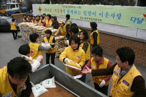다날(은 설을 맞아 경기 성남 지역의 저소득층 이웃 돕기 성금 2천 만원을 대한적십자사에 전달했다고 14일 밝혔다.