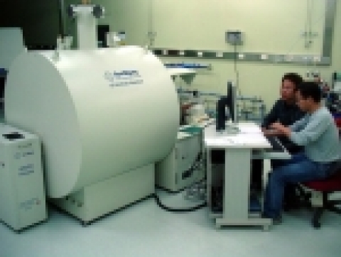 한국표준과학연구원에 구축된 고분해능질량분석기