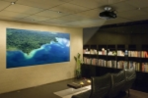 엡손코리아는 국내 최저가의 고급형 풀HD 프로젝터 ‘EMP-TW1000’을 새롭게 출시했다