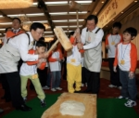 14일 63빌딩 코스모스홀에서 대한생명 신은철 대표(가운데)와 한화증권 진수형 대표(왼쪽)가 한화그룹에서 후원하고 있는 아동들과 함께 떡메를 치고 있다. 