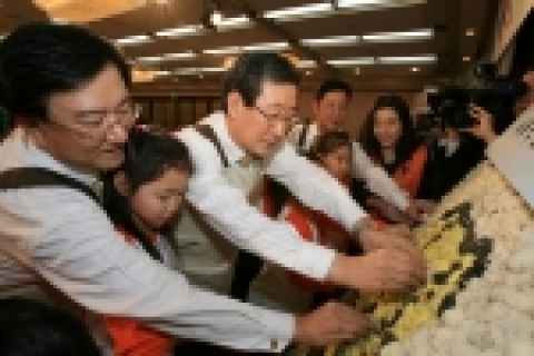 14일 63빌딩 코스모스홀에서 한화증권 진수형 대표, 대한생명 신은철 대표, 한화63시티 정이만 대표(왼쪽부터)가 한화그룹에서 후원하고 있는 아동들과 함께 만들 떡으로 황금돼지를 