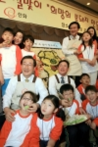 14일 63빌딩 코스모스홀에서 대한생명 신은철 대표(가운데 왼쪽), 한화증권 진수형 대표(가운데 오른쪽),  한화63시티 정이만 대표(왼쪽)가 한화그룹에서 후원하고 있는 아동들과 