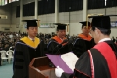 학위증을 수여하는 선문대 김봉태 총장