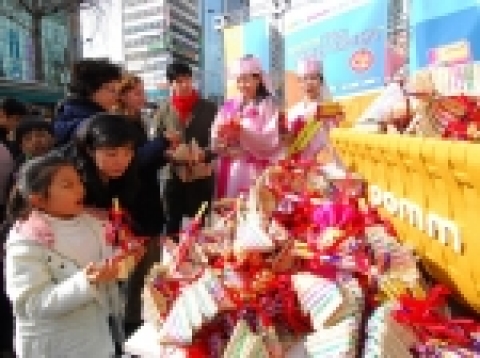 지난 14일 명동에서 민족 최대의 명절인 설을 앞두고 다음커뮤니케이션(www.daum.net)이 통합 포인트 카드 ‘다음 폼’ 출시를 기념하여 <새해에는 꼭 부자되세요!>