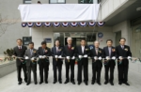 2월 13일, 한국소방안전협회 인천지부 개청식에 참석한 내빈들이 커팅식에 참여하고 있다.