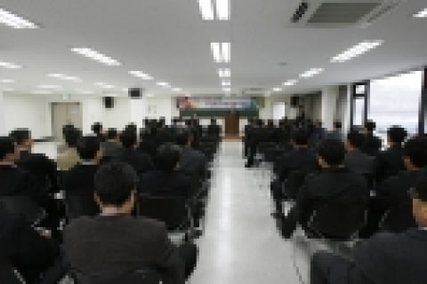 인천지부 청사 2층 강당에서 내빈들이 참석한 가운데 개청식 축사가 진행되고 있다.