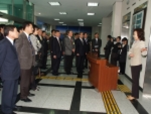 14일 오전 EZ프로그램을 벤치마킹하기 위해 경상대학교를 방문한 서거석 전북대학교 총장 일행이 영어전용강의동에서 시설 현황 등에 대해 설명을 듣고 있다.