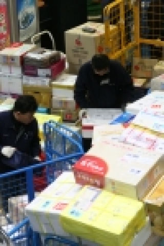 서울강남우체국 집배원들의 선물소포 분류 작업 현장