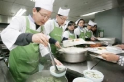 KT 남중수 사장은 14일 