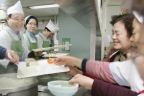 KT 남중수 사장은 14일 