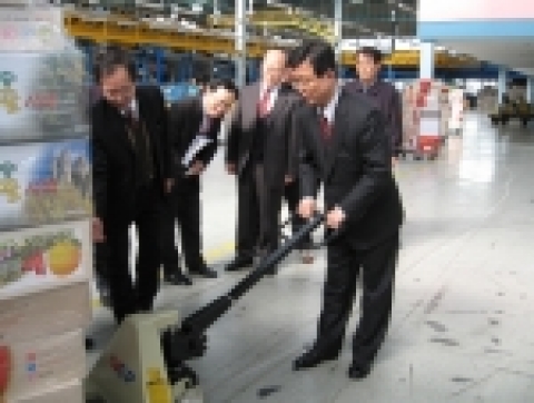 황중연 정보통신부 우정사업본부장은 14일 오전, 설 명절 대비 소포우편물 소통의 허브인 <대전물류센터>를 방문하여 우편물 소통에 여념이 없는 직원들을 위로, 격려하였다.