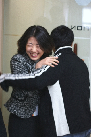 아이스테이션 직원들이 발렌타인데이를 맞아 직원들을 안아주는 ‘프리허그’이벤트를 진행하고 있다.