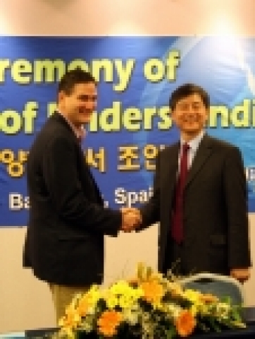 SK텔레콤 전략기술부문장 오세현 전무(右)와 美벤처투자회사인 BlueRun Ventures의 대표이사 John Malloy(左)가 2월14일 3G Congress가 열리는 스페인 