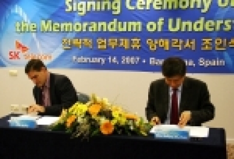 SK텔레콤 전략기술부문장 오세현 전무(右)와 美벤처투자회사인 BlueRun Ventures의 대표이사 John Malloy(左)가 2월14일 3G Congress가 열리는 스페인 