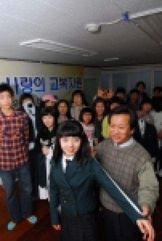 하이닉스반도체 봉사동아리 다솜바리는 14일 충북 음성에 있는 향애원을 방문해 중고등학교에 진학하는 학생들에게 교복을 선물했다.