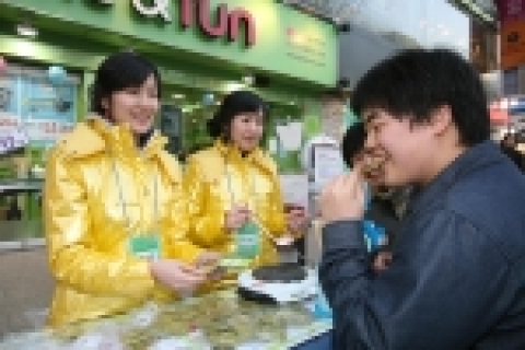 폰앤펀 강남점에서 고객들에게 녹색뽑기를 제공하고 있는 모습.
