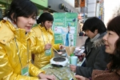 폰앤펀 강남점에서 고객들에게 녹색뽑기를 제공하고 있는 모습.
