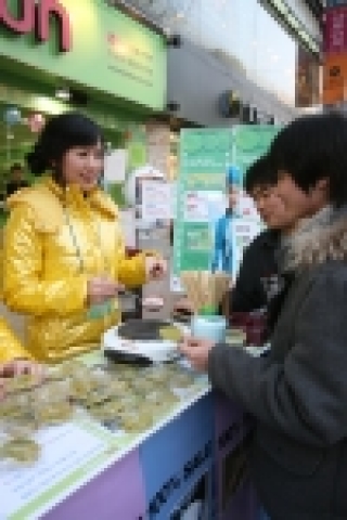 폰앤펀 강남점에서 고객들에게 녹색뽑기를 제공하고 있는 모습.
