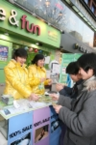 폰앤펀 강남점에서 고객들에게 녹색뽑기를 제공하고 있는 모습.
