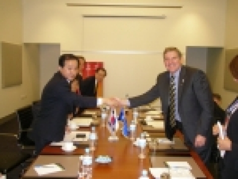 호주 산업관광자원부 장관(Ian Macfarlane)과 광물자원 협력을 위한 양자회담시 찍은 사진