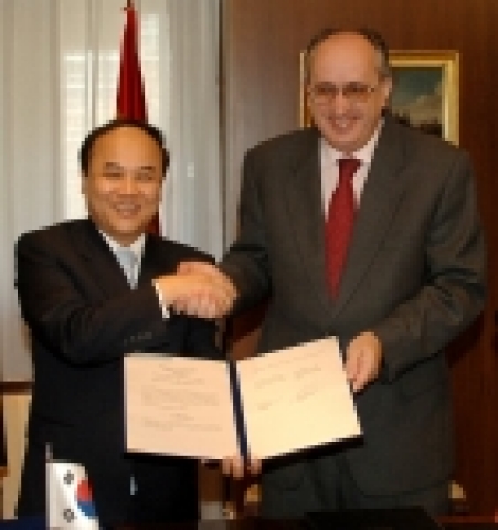 좌측부터 KOTRA 홍기화 사장, 스페인 대외무역청장 빼드로 메히아 고메스(Mr. Pedro Mejia Gomez) 