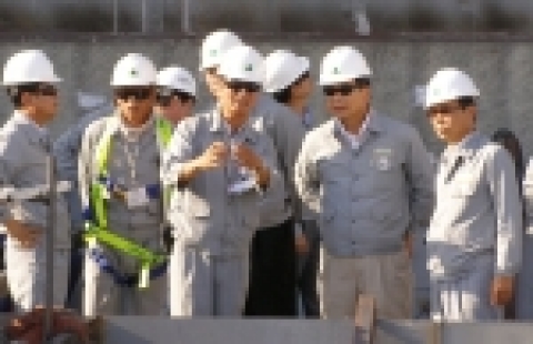 쿠웨이트 KOC 공사 현장을 찾은 최길선 사장의 모습 