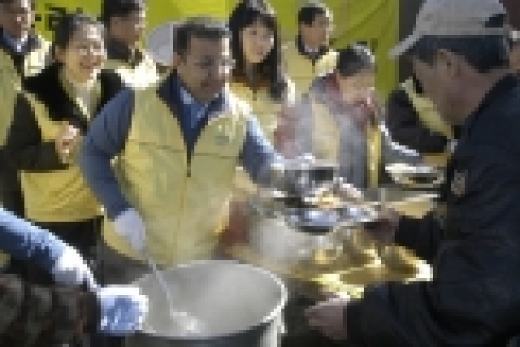 사미르 에이 투바이엡 S-Oil 대표가 설날을 맞아 15일 영등포구 광야교회에서 열린 ‘사랑의 떡국 나누기’ 행사에서 노숙자들에게 손수 마련한 떡국을 나눠주고 있다.