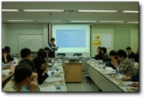 지난 2월 13일 서울지방노동청(청장 조정호)은 관내(종로구/중구/성북구) 공사금액 200억 이상 건설현장 인사/노무 담당자 35명이 참석한 가운데, “건설고용보험카드 제도설명을 