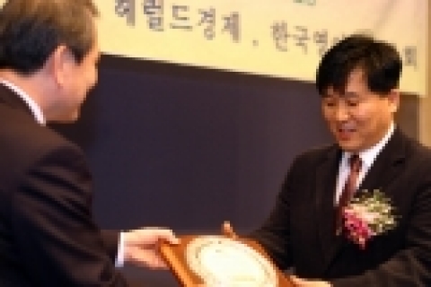 교사교육 기관 부문 대상을 수여받고 있는 TTI Int'l 박명수 부원장