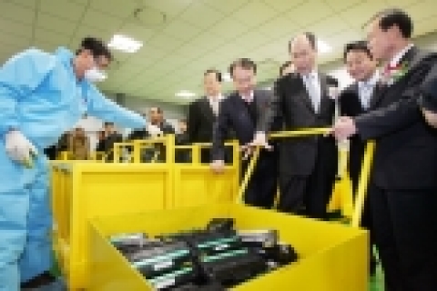 삼성전자 수원지원센터 허영호 전무(사진 오른쪽에서 세번째)가 환경부 전병성 순환지원국장(사진 맨 오른쪽)에게 토너카트리지 재활용 과정에 대해 설명하고 있다.