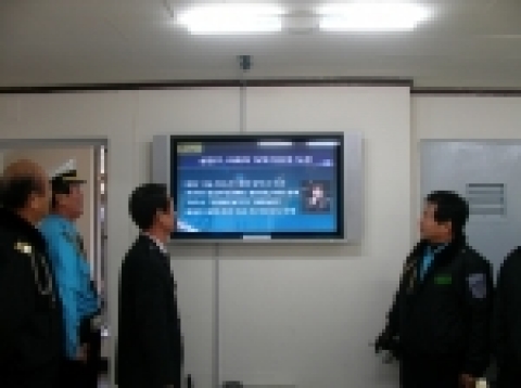 서울모범운전자회에 설치된 카프레임 TV를 시청하고 있는 개인택시기사님들