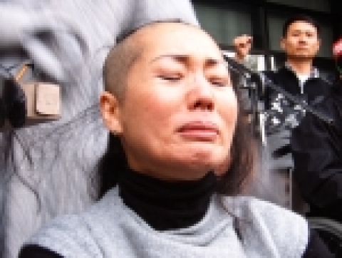김우경 씨의 부인이 장애인의 인권과 권리를 위해 삭발식을 감행하고 있다.  
