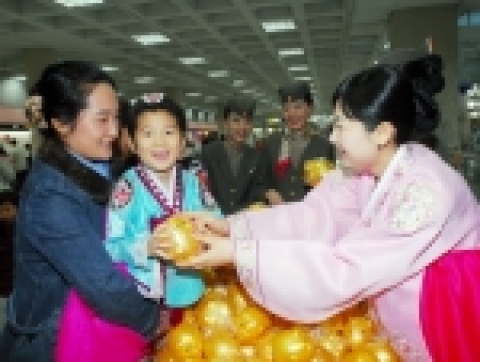 아시아나항공은 설날을 맞아 아시아나를 이용하는 승객을 대상으로 다채로운 민속행사를 준비한다.