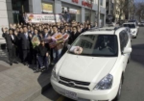 기아자동차는 16일 압구정동 국내영업본부사옥 앞에서 150대의 설 귀향 시승이벤트 당첨 고객들과 기아차 국내영업본부장 이광우 부사장을 비롯한 기아차 임직원 등 총 100여명이 모인