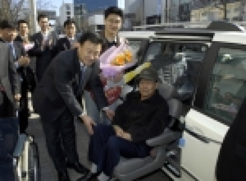 기아자동차는 16일 압구정동 국내영업본부사옥 앞에서 150대의 설 귀향 시승이벤트 당첨 고객들과 기아차 임직원 등 총 100여명이 모인 가운데 '기아차 설 귀향 시승단 발